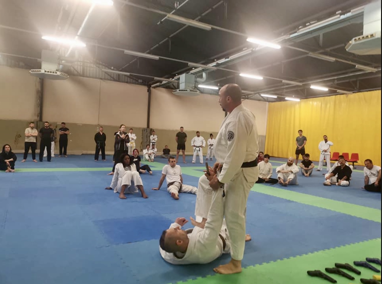 Alumnos entrenando Krav Maga en grupo en Barcelona
